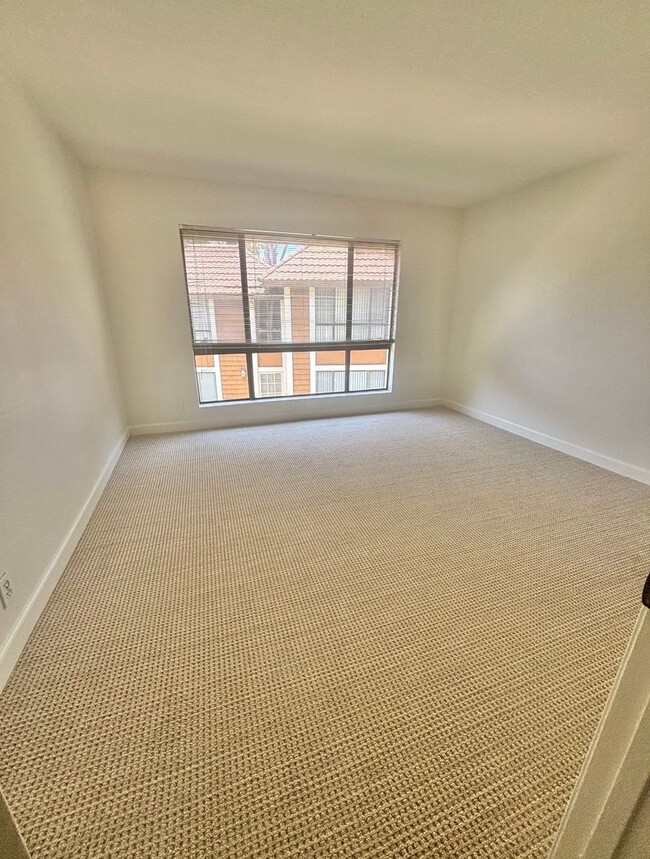 Building Photo - 2 bedroom 1.5 bath condo in Cedar Glen