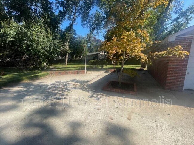Building Photo - 105 Nut Grove Dr