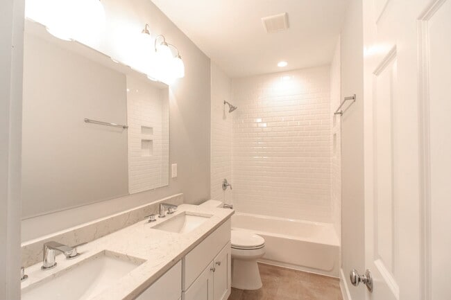 Building Photo - Gorgeous Brookland Townhouse | 4200 sqft 6 Bd 3.5 bth | Yard | 3 Porches