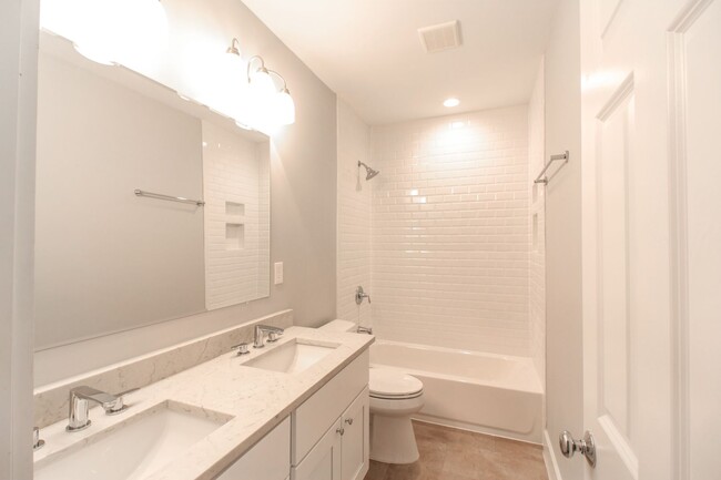 Building Photo - Gorgeous Renovated 6 Bed with Yard in hear...