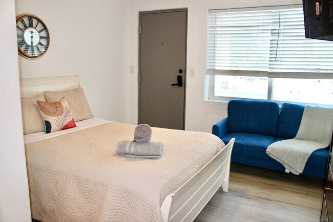 Building Photo - 329 Madison St