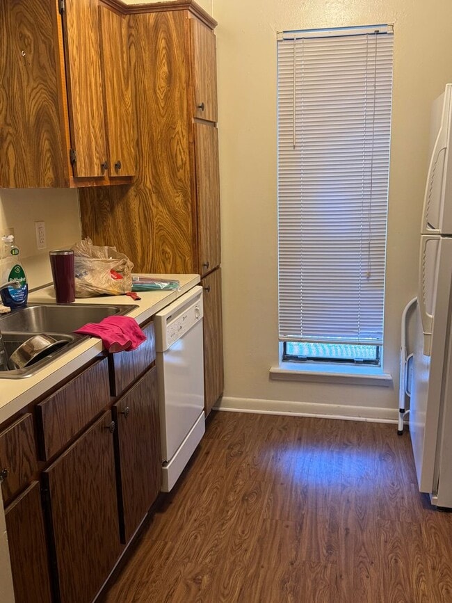 Building Photo - SUBLEASE AVAILABLE DECEMBER 1st Cute 2 bed...