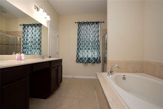 Building Photo - 1319 Rowantree Dr