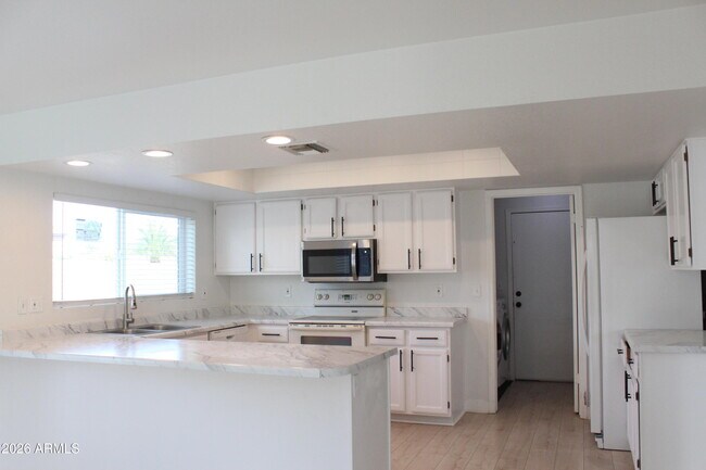 Building Photo - 7301 W Canterbury Dr