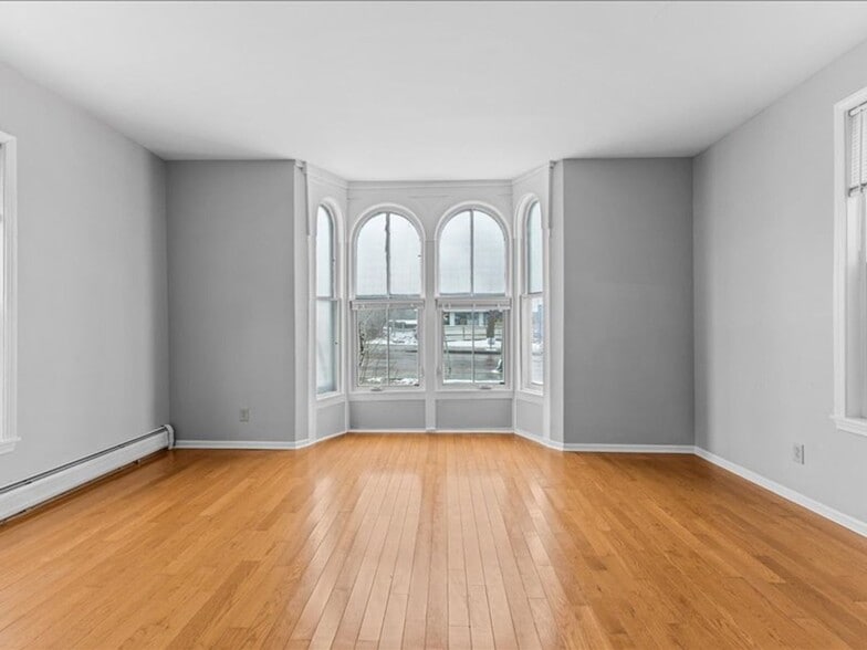 Building Photo - 158 Main St