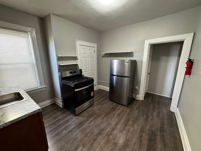 Building Photo - Newly Remodeled Two Bedroom Apartment in Squirrel Hill