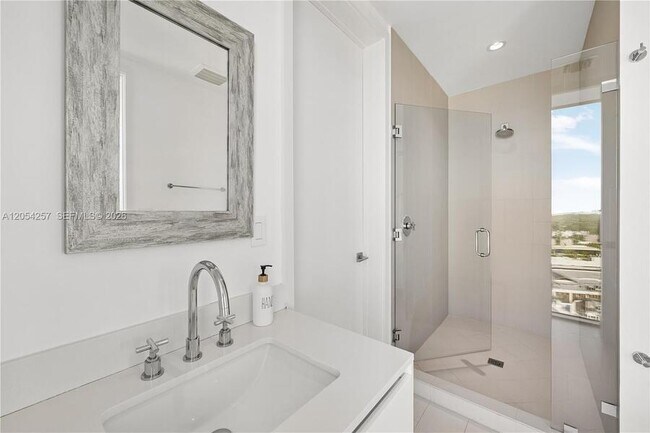 Building Photo - 2831 S Bayshore Dr