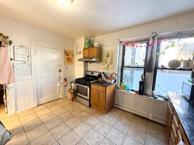 Building Photo - 60 Empire St