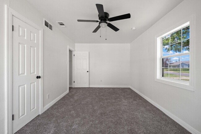 Building Photo - Large & Updated Home, Minutes from Texas Tech