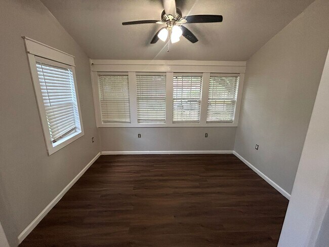 Building Photo - 1006 Holly Hill Ct