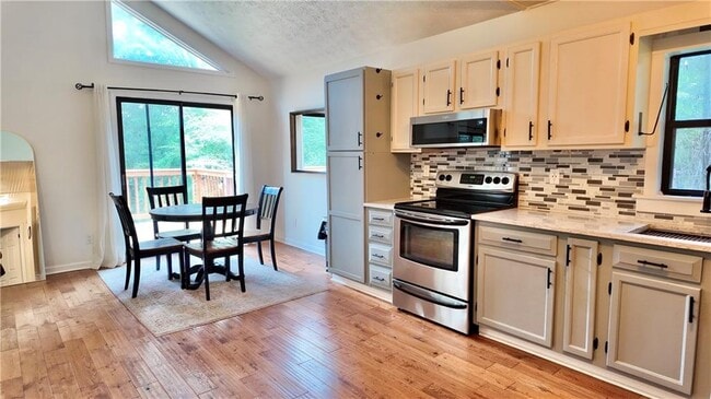 Building Photo - 947 Lake Dr SW