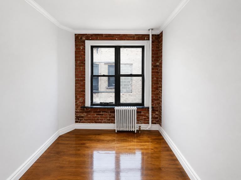 Building Photo - 416 E 13th St