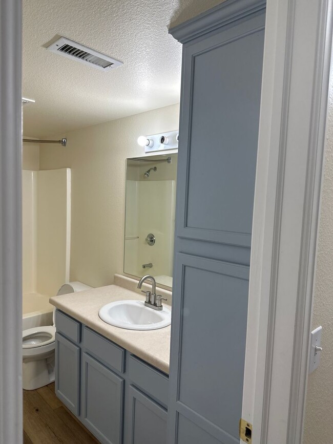 Building Photo - 2 Bedroom Condo in West Glenwood
