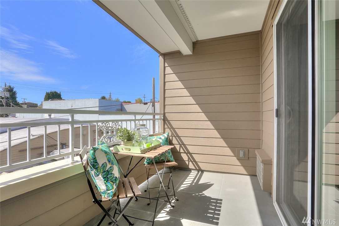 Building Photo - 2425 33rd Ave W