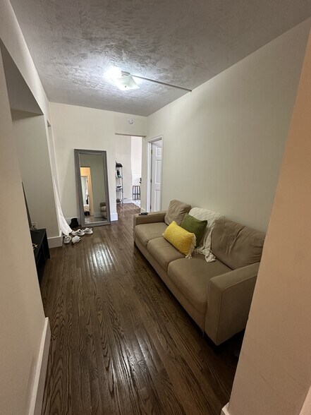 Building Photo - 452 Park Dr