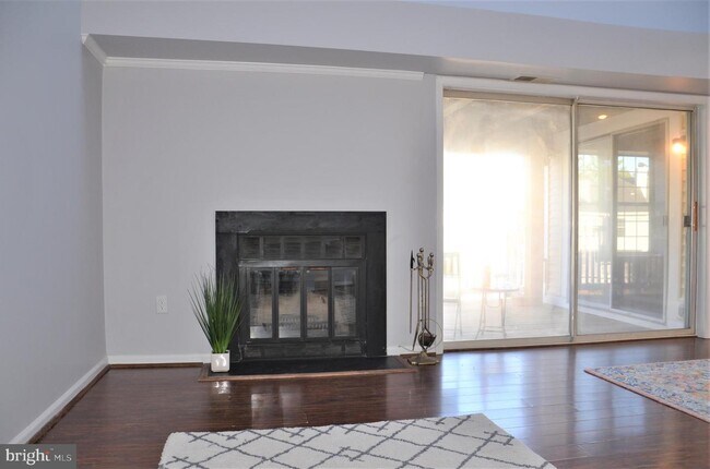 Building Photo - 3311 Lakeside View Dr