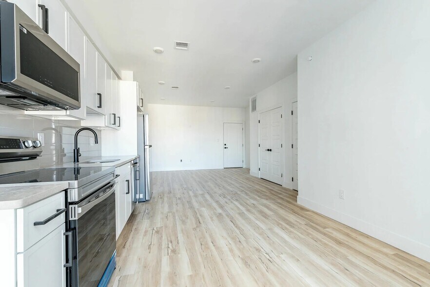 Building Photo - 809 Diamond St