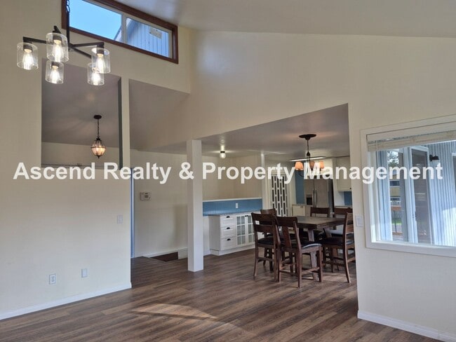 Building Photo - Need Space? This is the Place! Available NOW~Beautifully Updated 4Bed/3Bath Backs to Park Pets OK