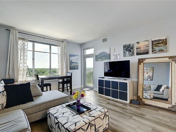 Building Photo - 603 Davis St