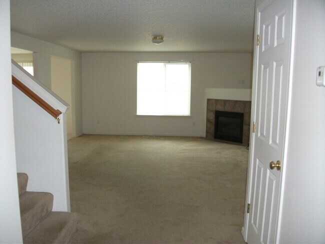 Building Photo - Large Beautiful 4 Bedroom Home w/ Loft & Upstairs Laundry Room!