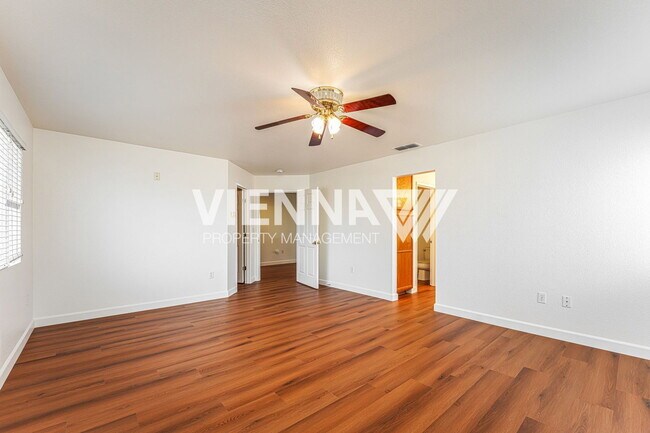 Building Photo - 493 Silverhorn Dr