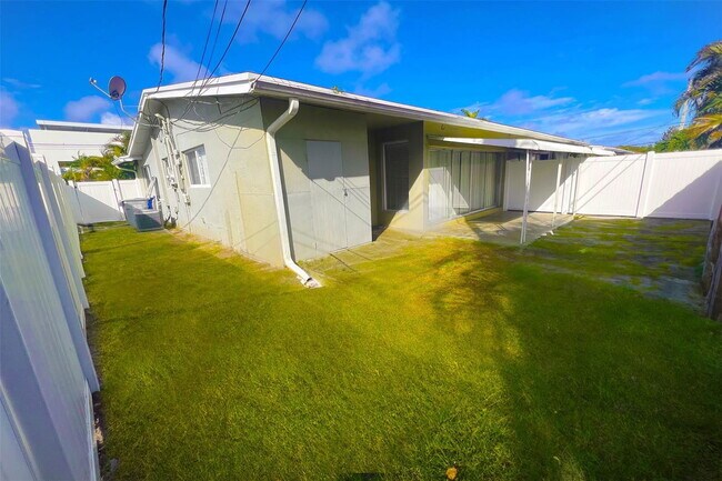Building Photo - 704 NE 23rd Ave
