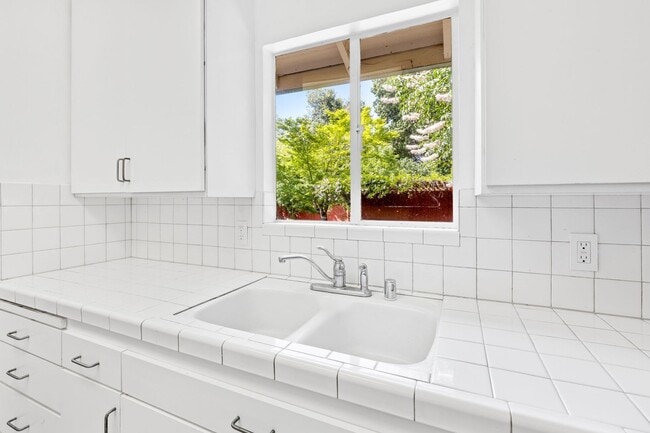 Building Photo - Charming Single-Level 3 Bedroom, 2 Bath Home
