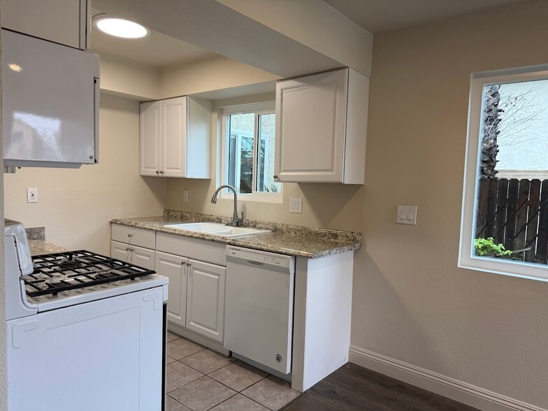 Building Photo - 28240 Via Princesa