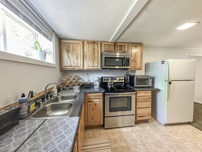 Building Photo - 413 22nd St