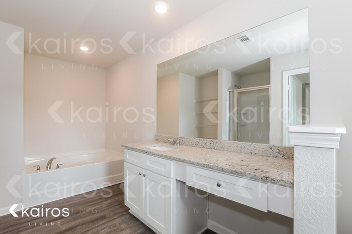 Building Photo - 4000 Bridgewood Wy