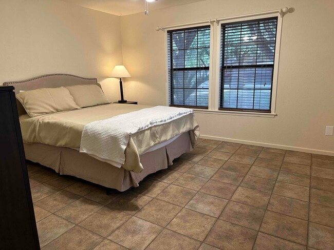 Building Photo - 125 S Bluebonnet Dr