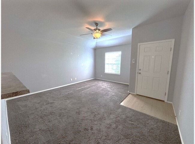 Building Photo - 3/2 in Hickory Creek!