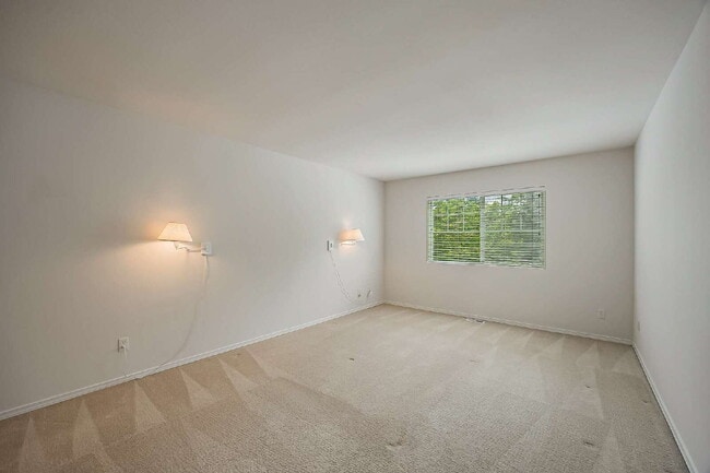 Building Photo - GATED COMMUNITY OF VERONA in LAKELAND HILLS!