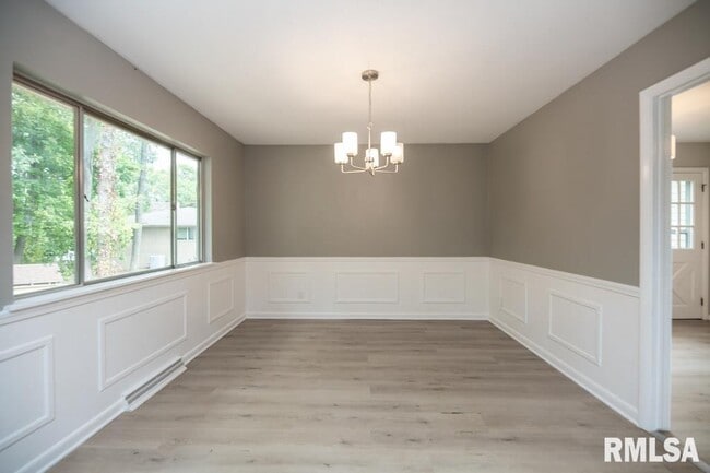 Building Photo - 9019 N Locust Ln