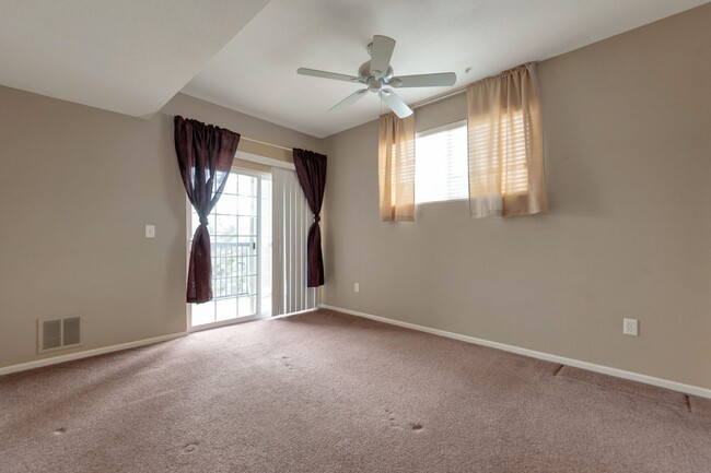 Building Photo - Move-in Ready 2 Bedroom, 2 Bath condo in P...