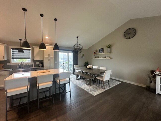 Building Photo - 5 bedrooms 3 bathrooms and a 3-car garage