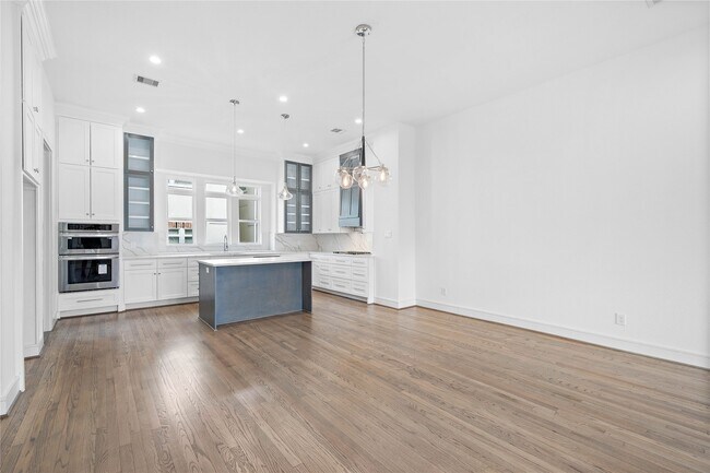Building Photo - 1011 E 28th St
