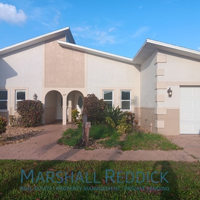 Building Photo - 2 bed 2 bath with a pool
