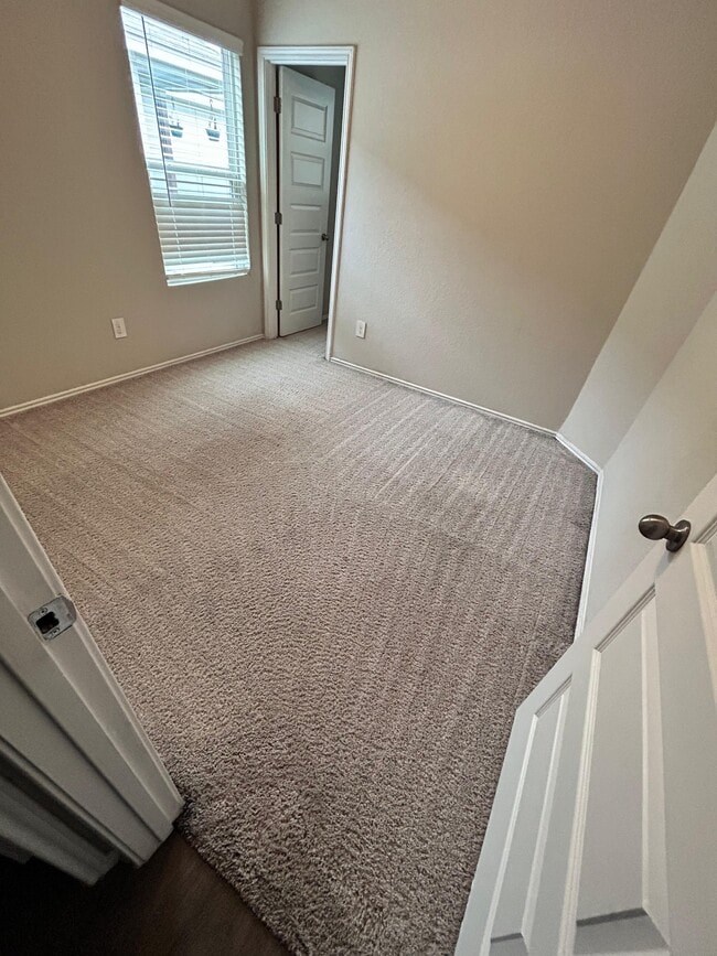 Building Photo - 596 Jennifer Wy