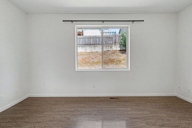 Building Photo - 3 bed, 2 bath home in West Salem's Brush College neighborhood