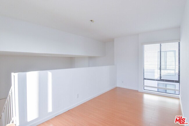 Building Photo - 1727-1727 Glendon Ave