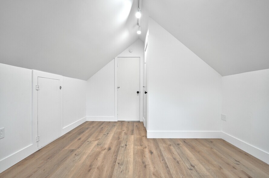 Primary Bedroom - Walkin Closet - 4323 Marlborough Dr