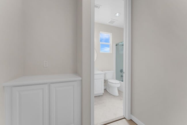 Building Photo - Gorgeous remodeled 3 bedroom, 3 full bathroom home for rent!