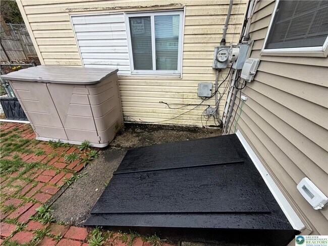 Building Photo - 815 Fernhill Ln