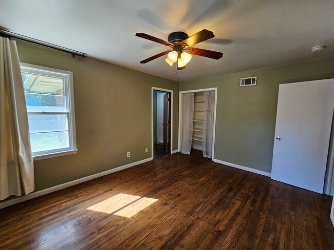 Building Photo - (3) Bed/(2) Bath in Core Norman! Pet Negotiable!