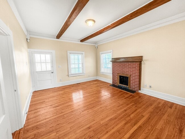 Building Photo - Charming older home in a peaceful, quiet neighborhood