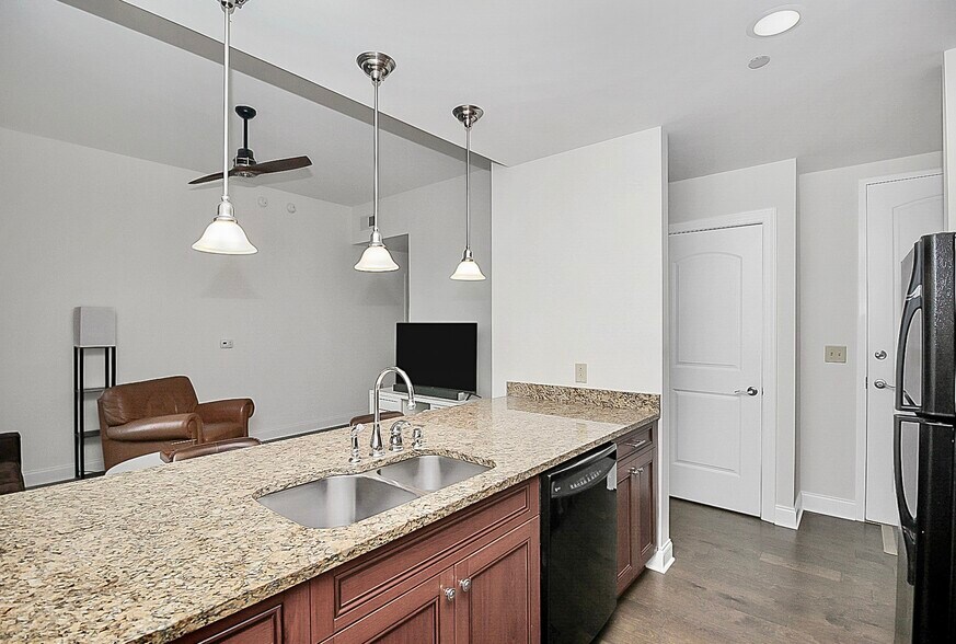 Building Photo - 701 Royal Ct