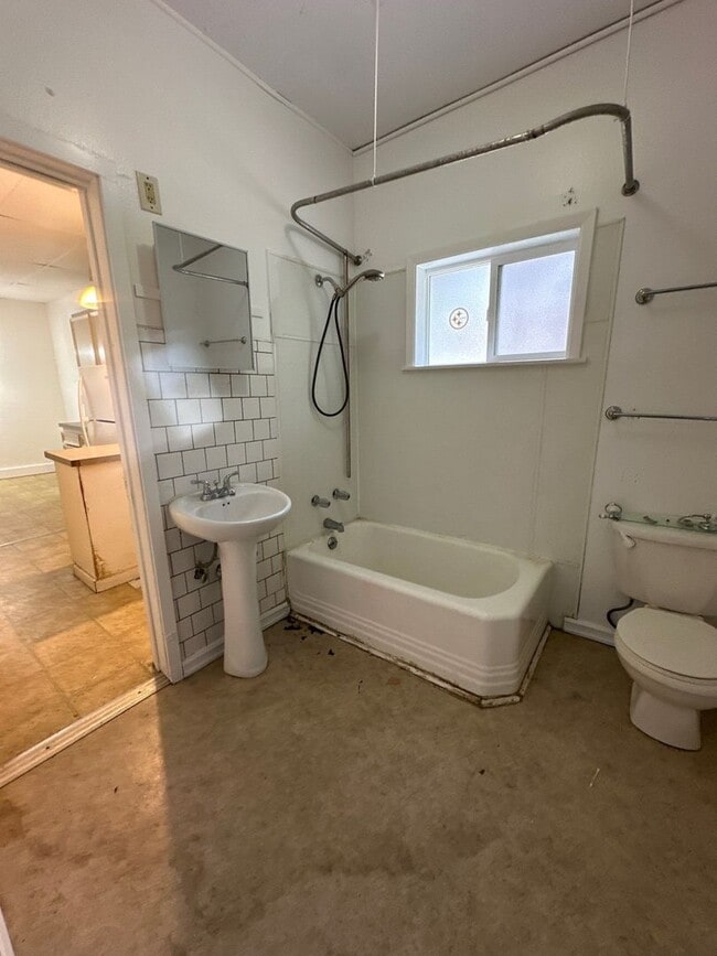 Building Photo - 1405 Canby St