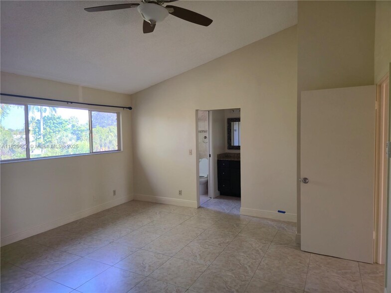 Building Photo - 3872 NW 76th Ave