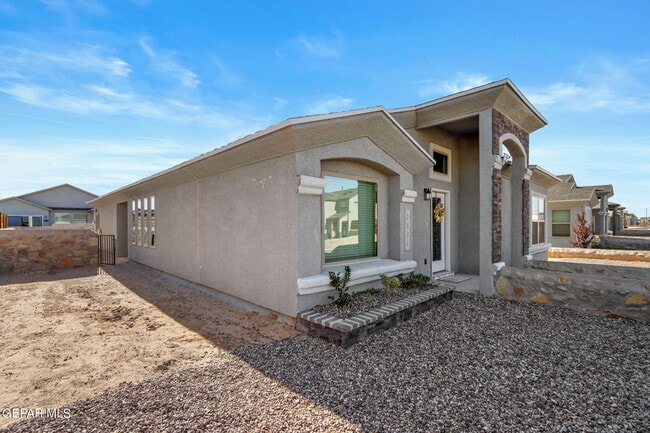 Building Photo - 2833 Maria Casas St